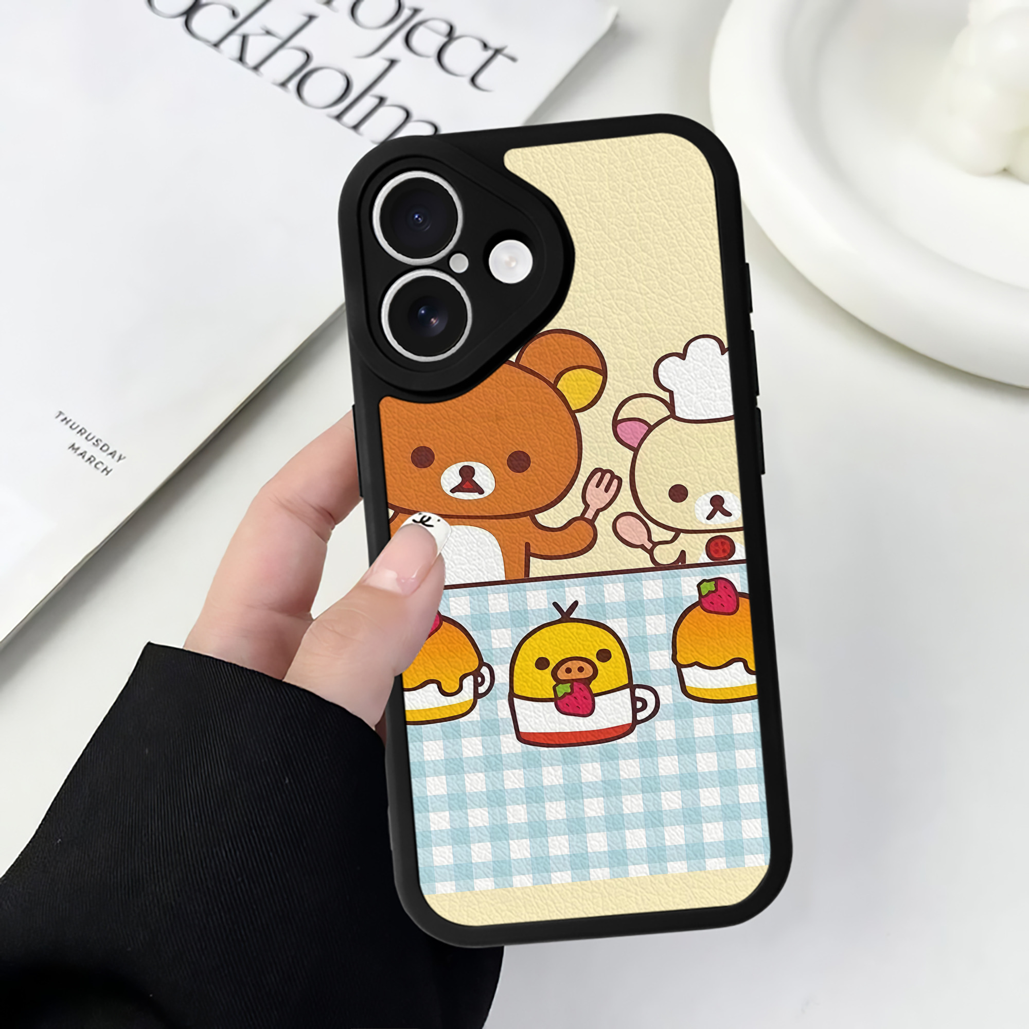 （画像用） リラックマ リラックマ キイロイトリ Rilakkuma Korilakkuma Kiiroitori 【iPhone 16シリーズ対応】シリコンスマホケース（レザー調） 材質：シリコン